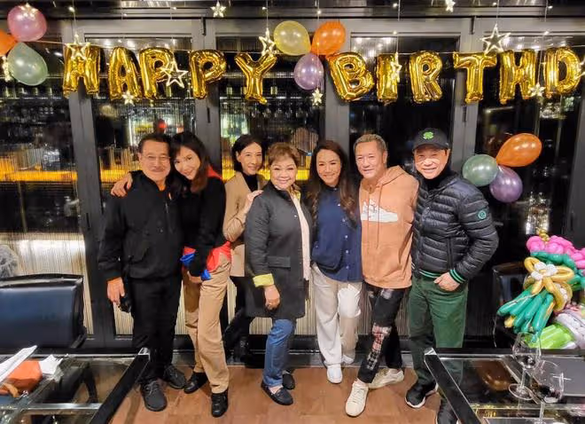 劉愷威79歲爸爸參加派對,2次被異性緊摟,臉貼臉合影表現親密