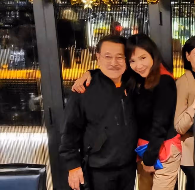 劉愷威79歲爸爸參加派對,2次被異性緊摟,臉貼臉合影表現親密