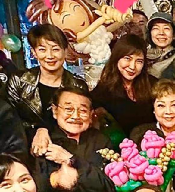 劉愷威79歲爸爸參加派對,2次被異性緊摟,臉貼臉合影表現親密