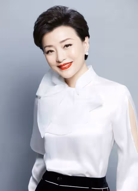 曝54歲楊瀾移居美國!黑眼圈濃似大熊貓,素顏鬢角斑白禿頭仍優雅
