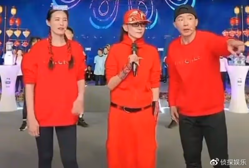 64歲楊麗萍穿白裙跳舞，身姿婀娜仙氣飄飄，體態年輕不輸小姑娘