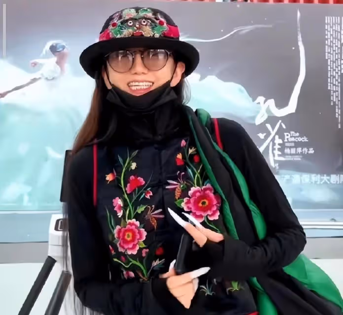 64歲楊麗萍穿白裙跳舞，身姿婀娜仙氣飄飄，體態年輕不輸小姑娘