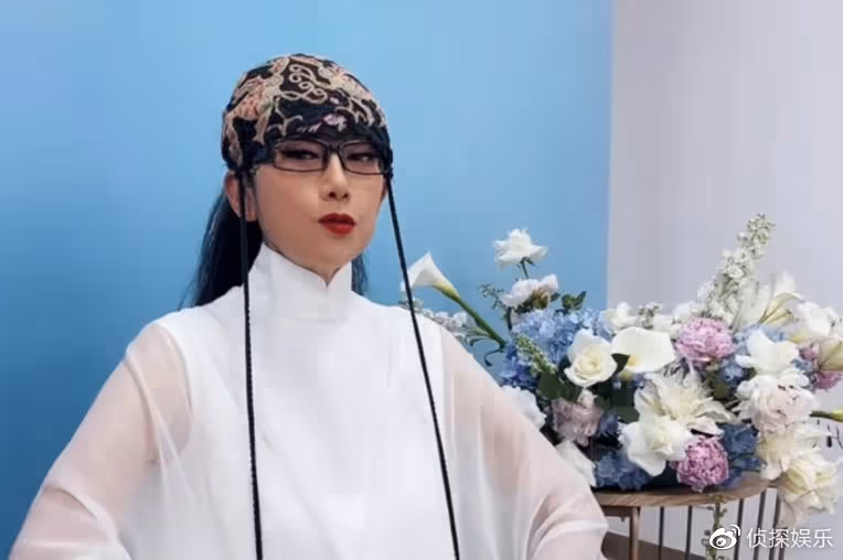 64歲楊麗萍穿白裙跳舞，身姿婀娜仙氣飄飄，體態年輕不輸小姑娘