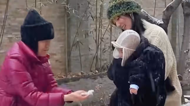 海哈金喜帶女兒賞雪，李亞鵬80歲母親給孫女撒雪花，祖孫好有愛