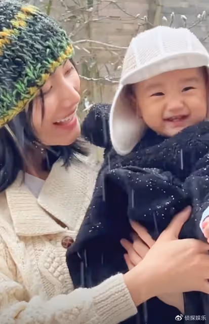 海哈金喜帶女兒賞雪,李亞鵬80歲母親給孫女撒雪花,祖孫好有愛