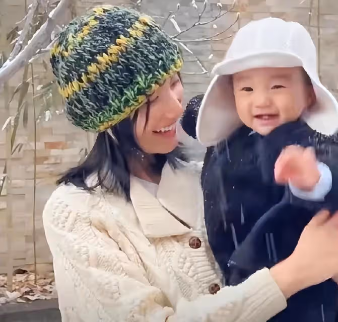 海哈金喜帶女兒賞雪,李亞鵬80歲母親給孫女撒雪花,祖孫好有愛