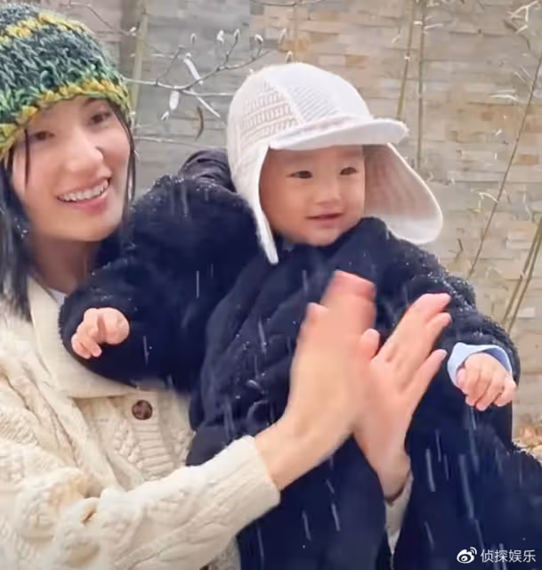 海哈金喜帶女兒賞雪,李亞鵬80歲母親給孫女撒雪花,祖孫好有愛