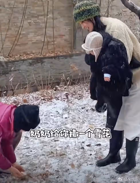 海哈金喜帶女兒賞雪，李亞鵬80歲母親給孫女撒雪花，祖孫好有愛