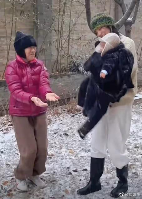 海哈金喜帶女兒賞雪，李亞鵬80歲母親給孫女撒雪花，祖孫好有愛