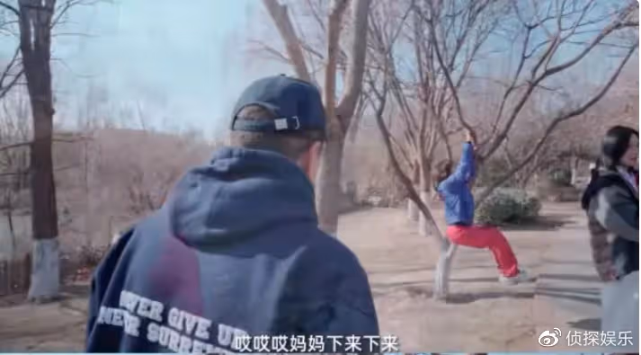 海哈金喜帶女兒賞雪，李亞鵬80歲母親給孫女撒雪花，祖孫好有愛