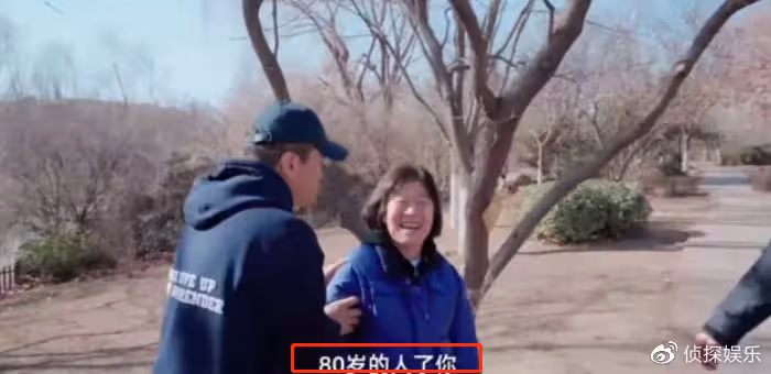 海哈金喜帶女兒賞雪，李亞鵬80歲母親給孫女撒雪花，祖孫好有愛