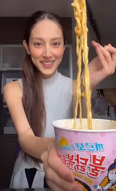 鄭嘉穎嬌妻三胎產後一月瘦成皮包骨,手臂纖細被指毫無美感