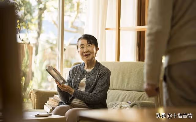 大媽雇男保姆養老，年後還要簽一年，兒媳阻攔卻被懟：你壓根不懂