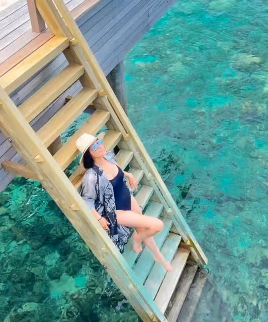 58歲劉嘉玲罕曬泳裝照,享受日光浴花式凹造型,身材豐滿大秀美腿