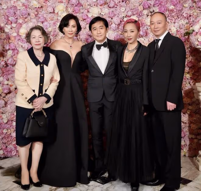 58歲劉嘉玲罕曬泳裝照,享受日光浴花式凹造型,身材豐滿大秀美腿