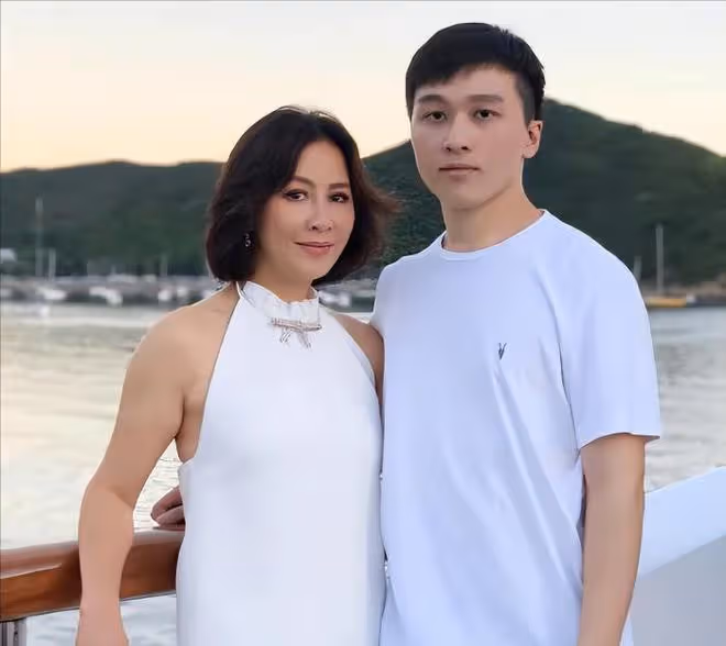 58歲劉嘉玲罕曬泳裝照,享受日光浴花式凹造型,身材豐滿大秀美腿