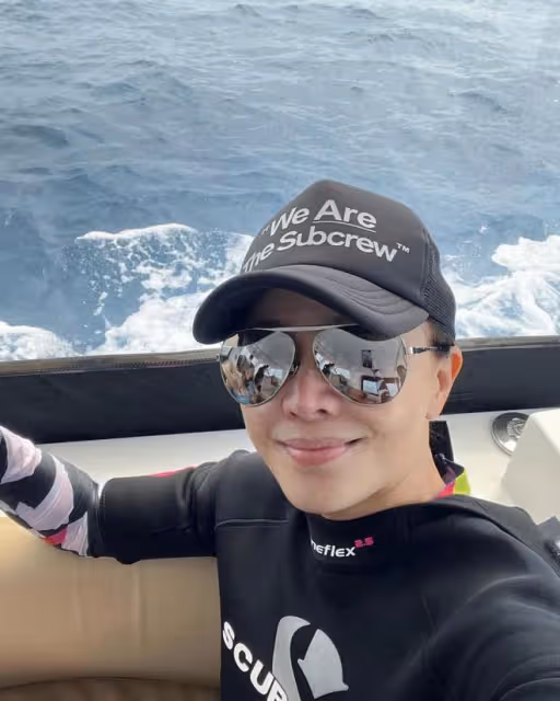 58歲劉嘉玲罕曬泳裝照,享受日光浴花式凹造型,身材豐滿大秀美腿