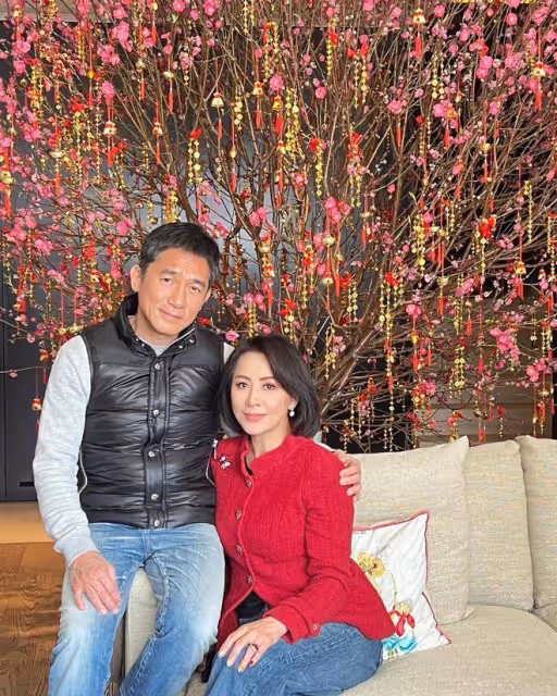 58歲劉嘉玲罕曬泳裝照,享受日光浴花式凹造型,身材豐滿大秀美腿