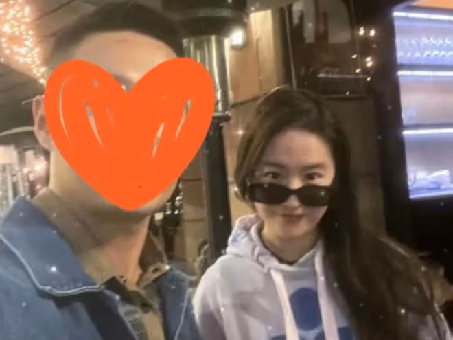 劉亦菲：現身美國頂級富人區，大方和男性合影，她回家的感覺真好