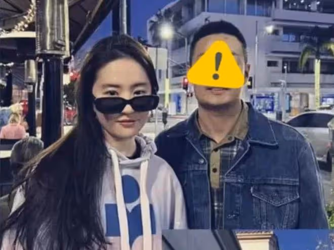 劉亦菲：現身美國頂級富人區，大方和男性合影，她回家的感覺真好