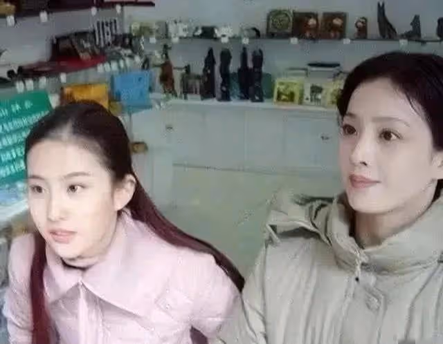 劉亦菲：現身美國頂級富人區，大方和男性合影，她回家的感覺真好