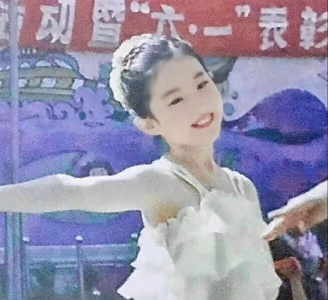 劉亦菲：現身美國頂級富人區，大方和男性合影，她回家的感覺真好