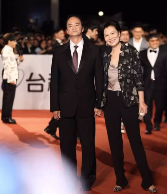 76歲影帝狄龍自駕出車禍！開百萬豪車帶小19歲嬌妻，與公交車相撞
