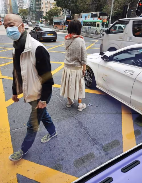 76歲影帝狄龍自駕出車禍!開百萬豪車帶小19歲嬌妻,與公交車相撞