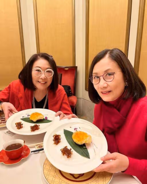 TVB兩位阿姐級人物世紀合照,引發回憶殺,當年都是最紅花旦