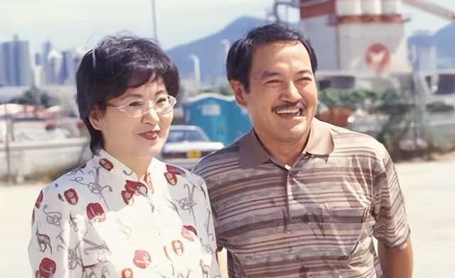TVB兩位阿姐級人物世紀合照,引發回憶殺,當年都是最紅花旦