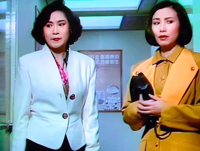 TVB兩位阿姐級人物世紀合照,引發回憶殺,當年都是最紅花旦