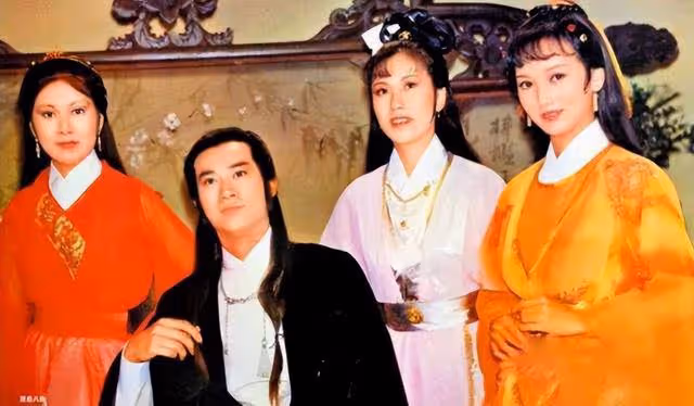 TVB兩位阿姐級人物世紀合照,引發回憶殺,當年都是最紅花旦