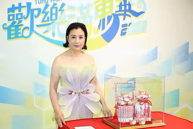 TVB兩位阿姐級人物世紀合照,引發回憶殺,當年都是最紅花旦