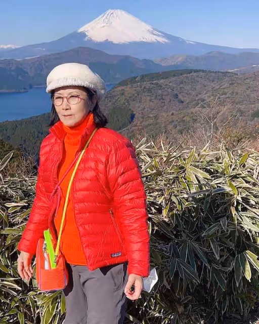 TVB兩位阿姐級人物世紀合照,引發回憶殺,當年都是最紅花旦