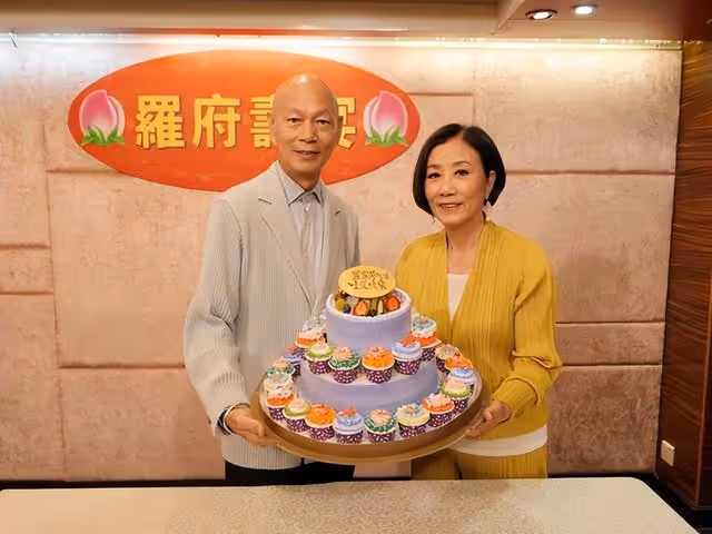 TVB兩位阿姐級人物世紀合照,引發回憶殺,當年都是最紅花旦