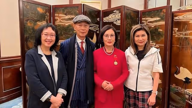 TVB兩位阿姐級人物世紀合照,引發回憶殺,當年都是最紅花旦