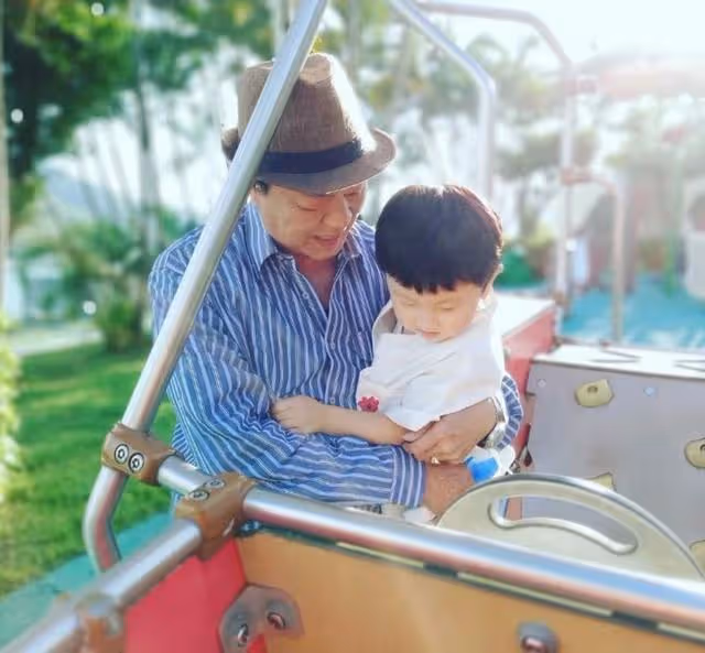 驚險！76歲知名港星攜妻駕車遇交通意外，近年曾多次被傳離世消息
