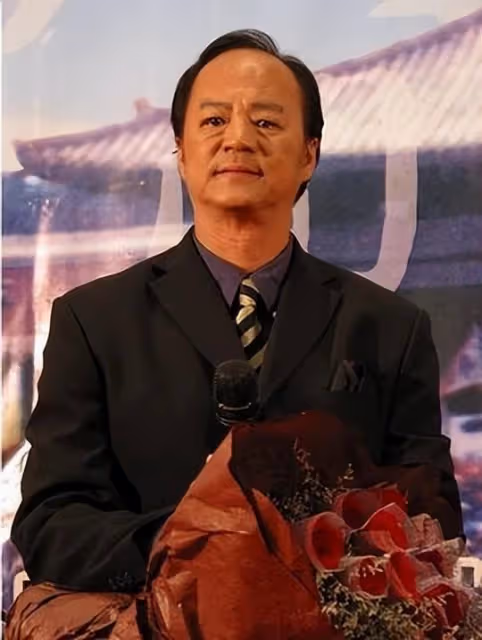 驚險!76歲知名港星攜妻駕車遇交通意外,近年曾多次被傳離世消息