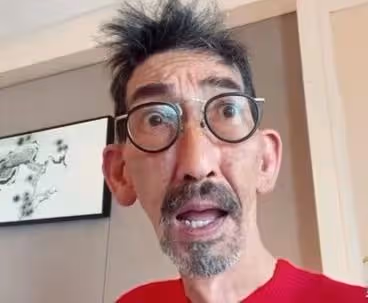 分享昔日拍戲辛酸!香港老戲骨曝曾被女演員掌摑:打一巴掌後暈了