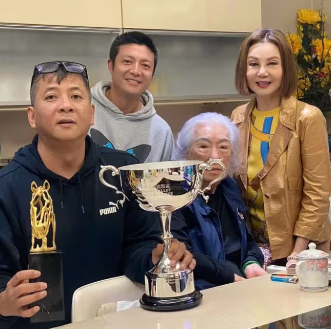 林建岳98歲老母愛駒奪冠,謝玲玲發文祝賀,離婚後與婆婆親如母女