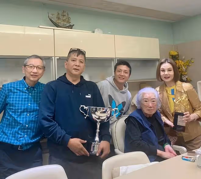 林建岳98歲老母愛駒奪冠,謝玲玲發文祝賀,離婚後與婆婆親如母女