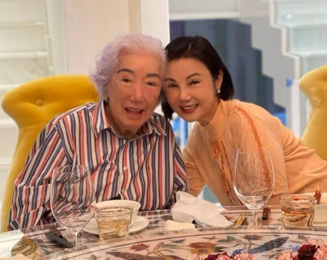 林建岳98歲老母愛駒奪冠,謝玲玲發文祝賀,離婚後與婆婆親如母女