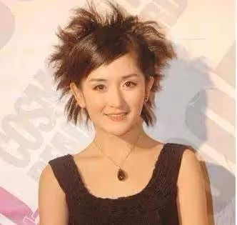 謝娜發布近照人氣差,圈內好友無人理會,微博1.28億粉絲徒有虛名