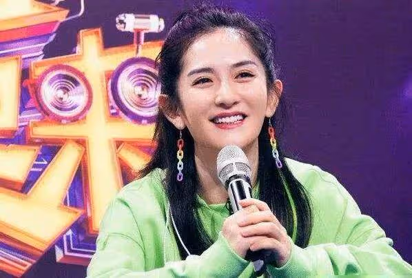 謝娜發布近照人氣差,圈內好友無人理會,微博1.28億粉絲徒有虛名