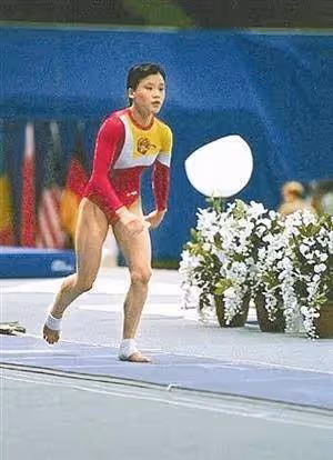 桑蘭近照:42歲身體瘦小似孩童出行坐輪椅,但臉上幸福欲拼二胎