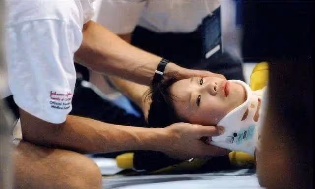 桑蘭近照:42歲身體瘦小似孩童出行坐輪椅,但臉上幸福欲拼二胎