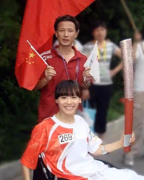 桑蘭近照:42歲身體瘦小似孩童出行坐輪椅,但臉上幸福欲拼二胎