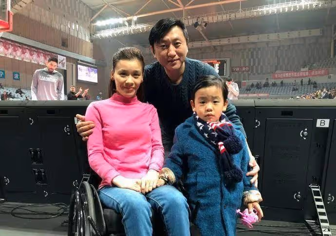 桑蘭近照:42歲身體瘦小似孩童出行坐輪椅,但臉上幸福欲拼二胎