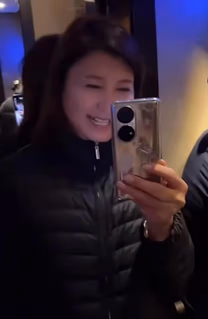 閆學晶孫子在月子中心拍寫真，眾人圍繞服務周到，寶寶越發像奶奶