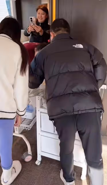 閆學晶孫子在月子中心拍寫真，眾人圍繞服務周到，寶寶越發像奶奶